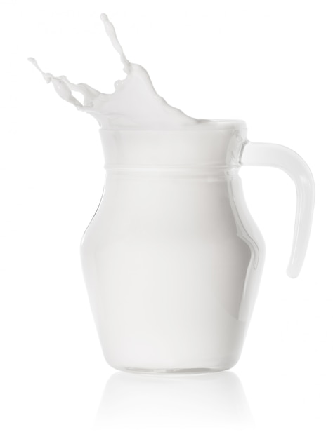 Salpicaduras de leche en una jarra transparente de vidrio