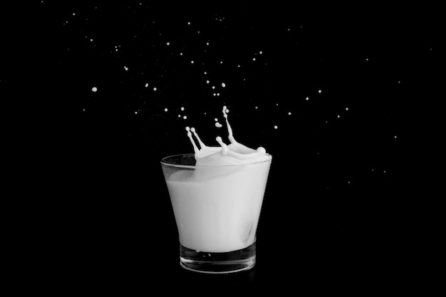 Salpicaduras de leche sobre un fondo negro