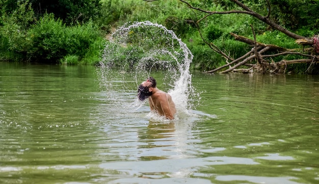 Salpicaduras de libertad Relajación y descanso Deporte de natación Habilidades de natación El hombre disfruta nadar en un río o lago Sumergirse en el agua Frescura de la naturaleza salvaje Vacaciones de verano Aguas profundas y peligrosas