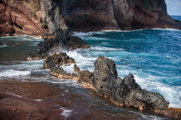 Salpicaduras de olas en la roca en el mar ola golpeó la piedra en el océano con un fondo de agua