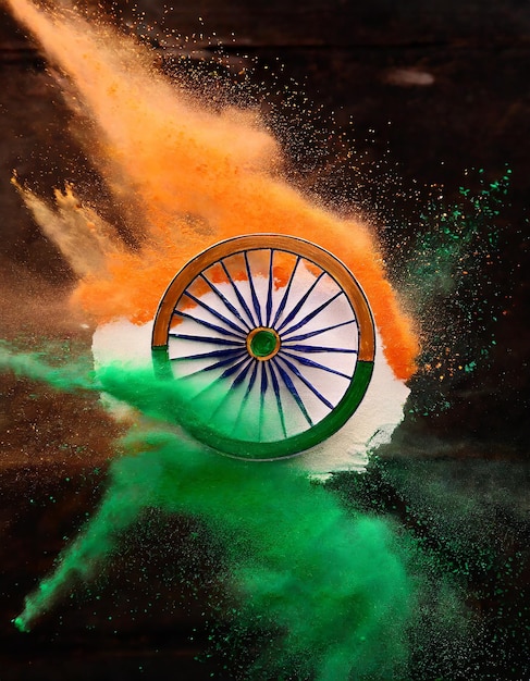 Salpicaduras de polvo de color naranja y verde con la rueda Ashoka Concepto para el día de la independencia de la India