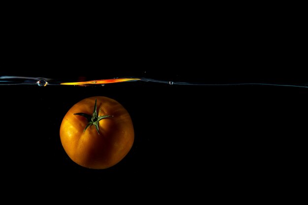 Salpicaduras de tomate en el agua