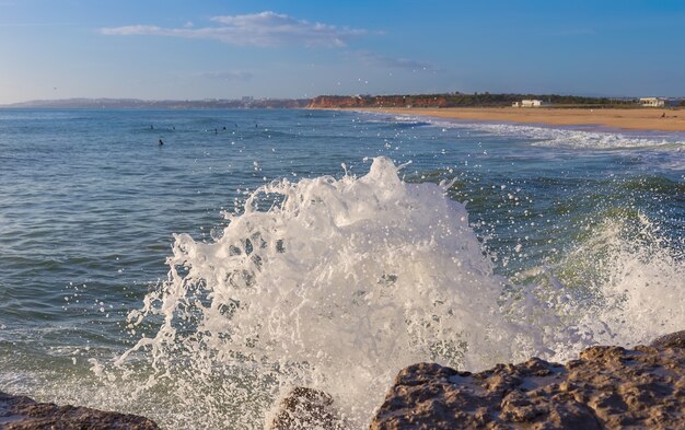 Salpicando las olas en la playa