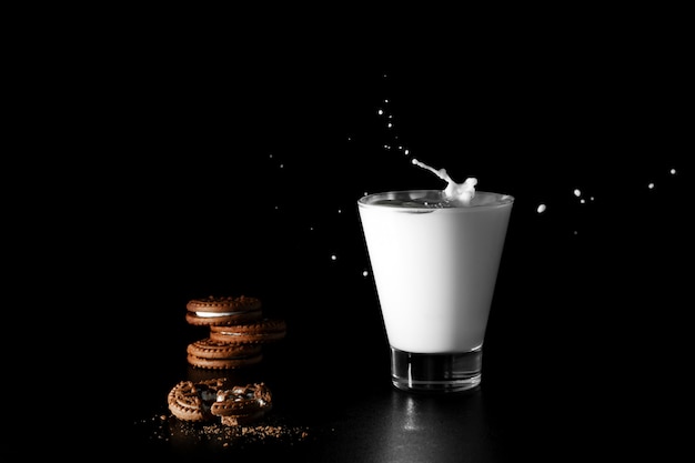 Salpicar en un vaso de leche y galleta de chocolate