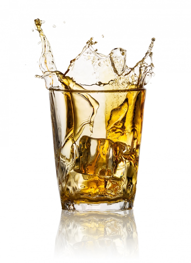 Foto salpicar en vaso de whisky
