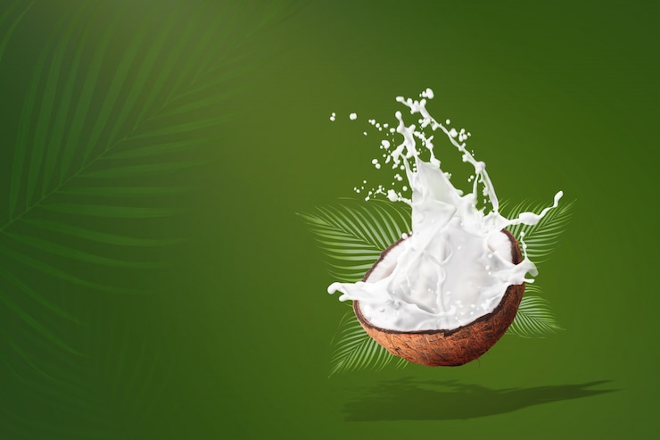 Foto salpicos de leite de coco, isolados no fundo verde