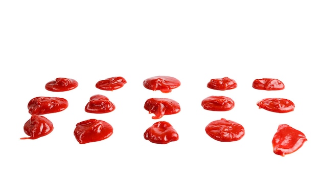 Salpicos de molho vermelho isolados no fundo branco. Ketchup.