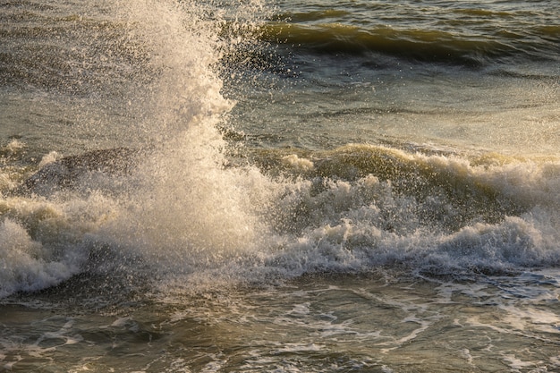 Foto salpicos de onda no mar de manhã