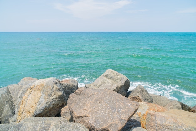 Salpicos de ondas batendo contra as pedras costeiras.