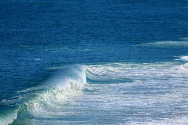 Salpicos de ondas no mar azul vívido