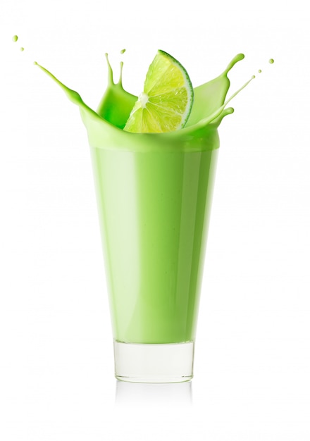 Foto salpicos no copo de smoothie verde ou iogurte da fatia de limão