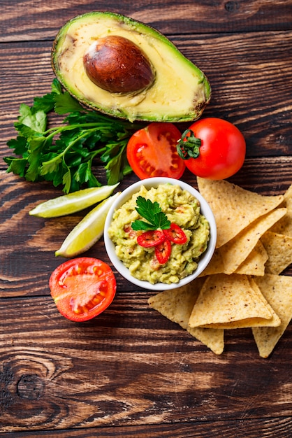 Salsa de aguacate guacamole con chips de maíz nachos.