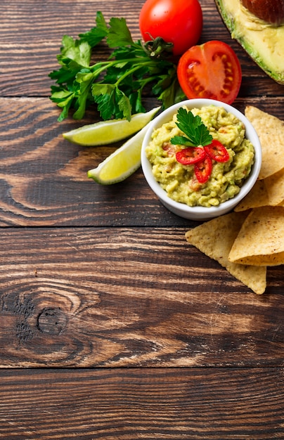 Salsa de aguacate guacamole con nachos de chips de maíz