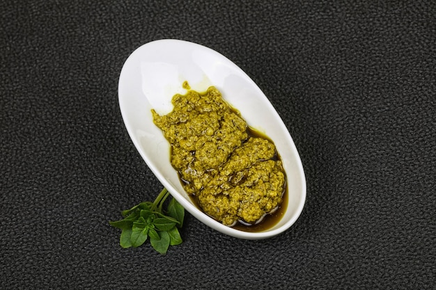 Salsa de albahaca Pesto en el bol