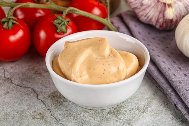 Salsa amarela de creme para hambúrguer