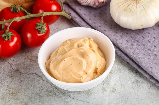 Salsa amarilla de crema para la parrilla de la hamburguesa