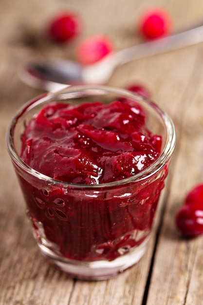 Salsa de arándanos en un vaso