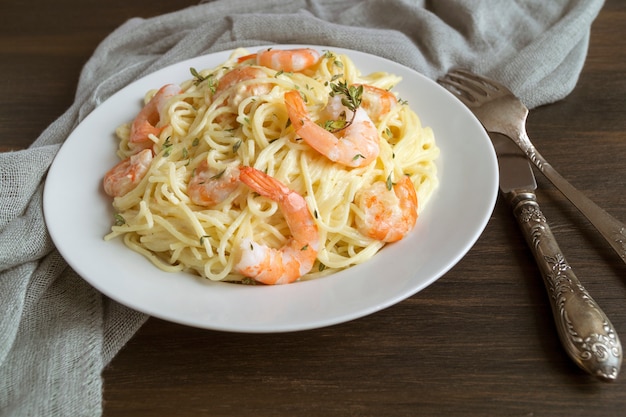 Salsa blanca de espagueti con queso y camarones - estilo de comida italiana