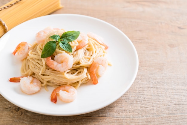 salsa blanca de espagueti y queso crema con camarones