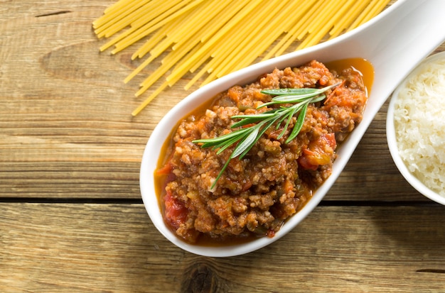 Salsa boloñesa de carne sobre una mesa de madera