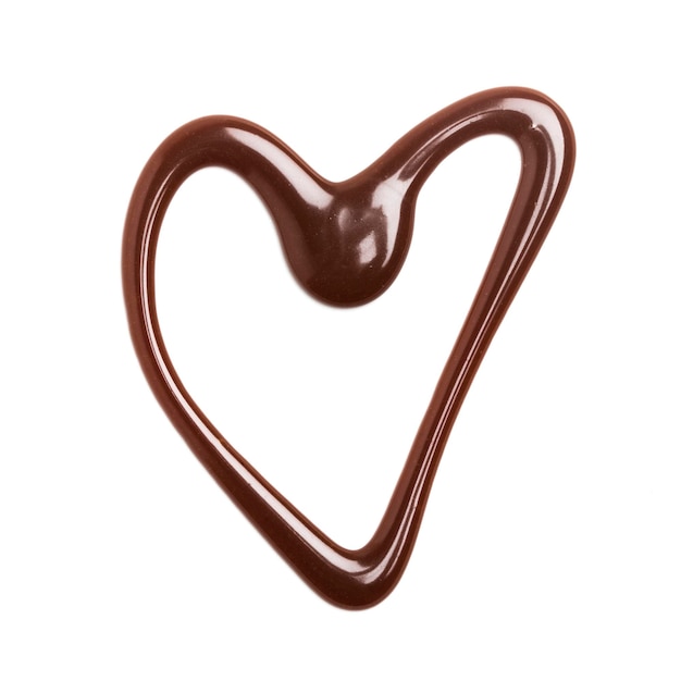 Salsa de caramelo de chocolate en forma de corazón sobre un fondo blanco liso