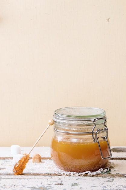 Salsa de caramelo en un vaso