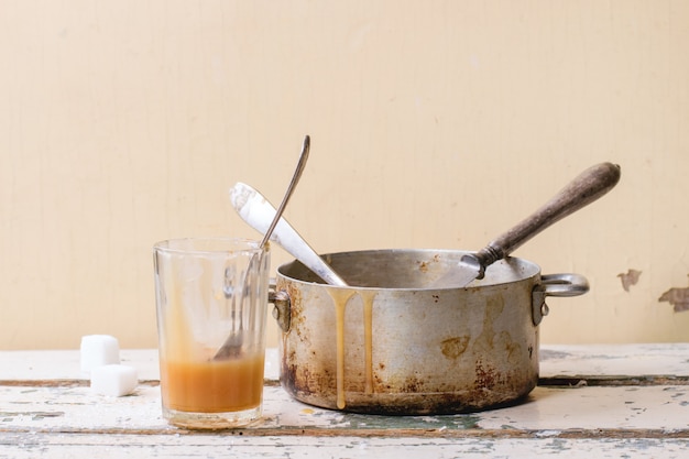 Salsa de caramelo en un vaso