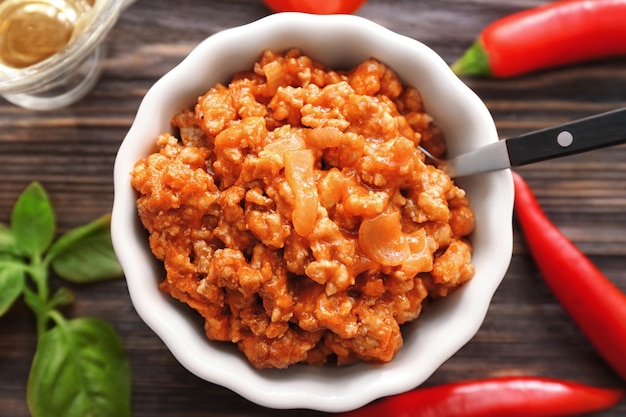 Salsa de carne en cuenco de cerámica en la mesa de la cocina