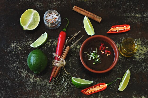 Salsa de chile y lima Ingredientes para salsa de chile y lima.
