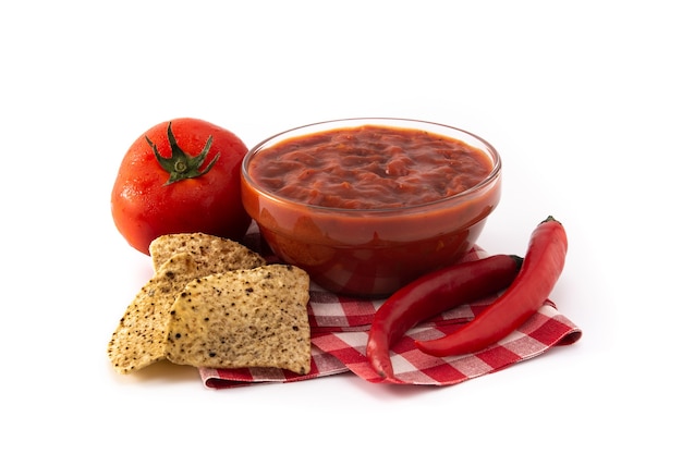 Salsa de chile picante en un tazón aislado