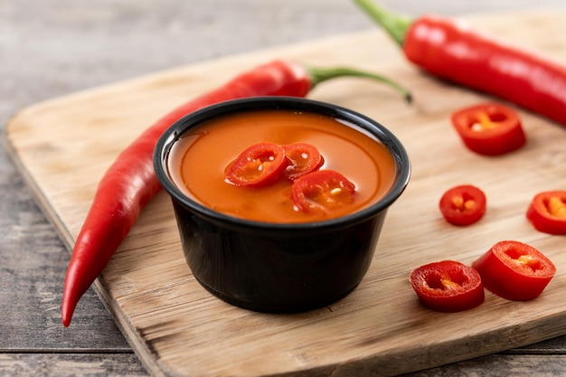 Salsa de chile picante en un tazón en una mesa de madera