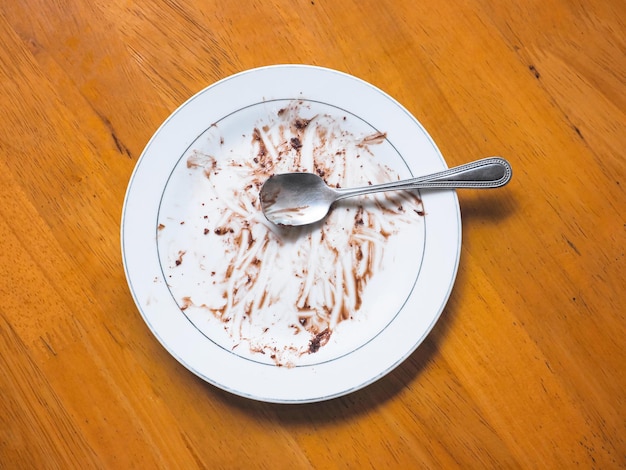 Salsa de chocolate comido en plato blanco