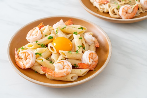 salsa de crema blanca de pasta penne casera con gambas y huevo