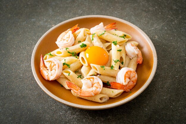 salsa de crema blanca de pasta penne casera con gambas y huevo