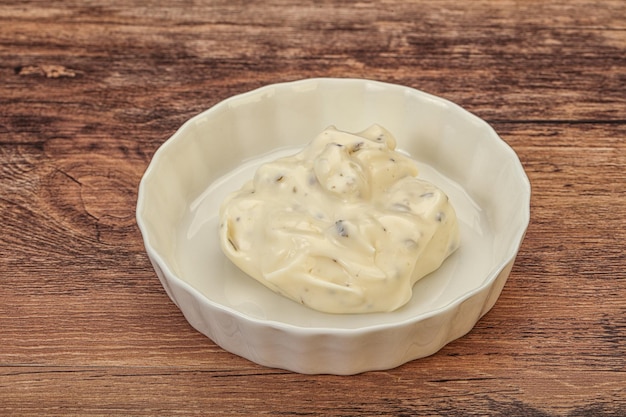 Salsa de crema César con parmesano y hierbas