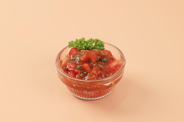 Salsa de tomate na tigela de vidro