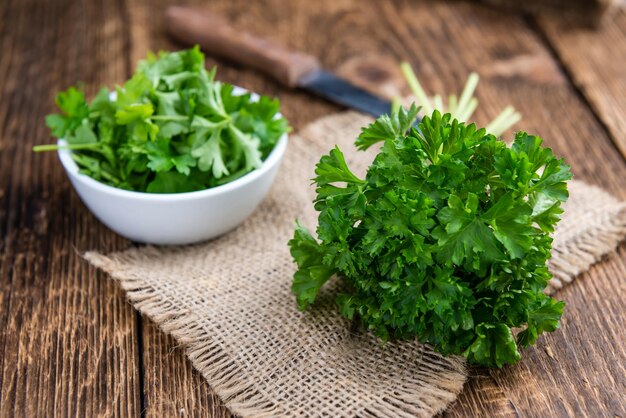 Salsa em fundo de madeira