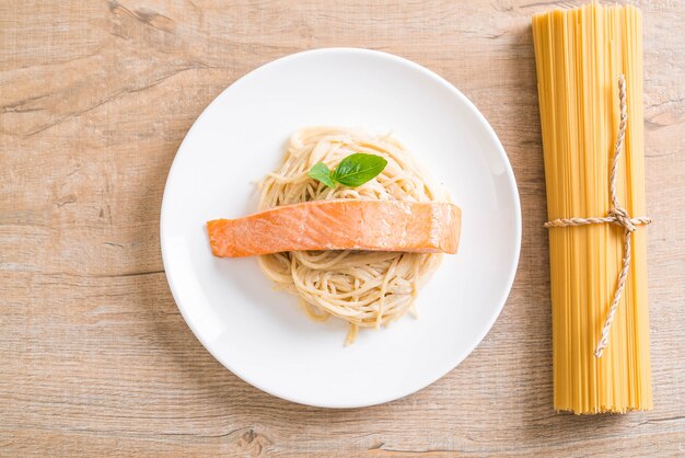 Salsa De Espagueti Con Salsa Blanca Y Salmón