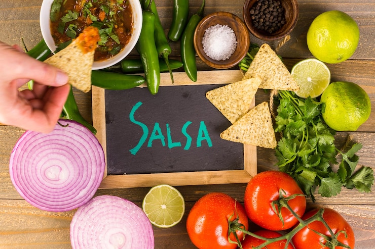 Foto salsa fresca en un tazón blanco con ingredientes.