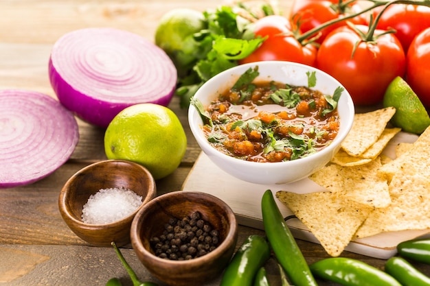 Salsa fresca en un tazón blanco con ingredientes.