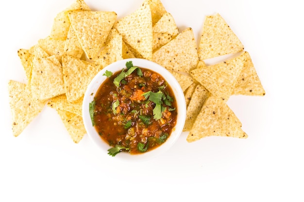 Salsa fresca en un tazón blanco con patatas fritas.