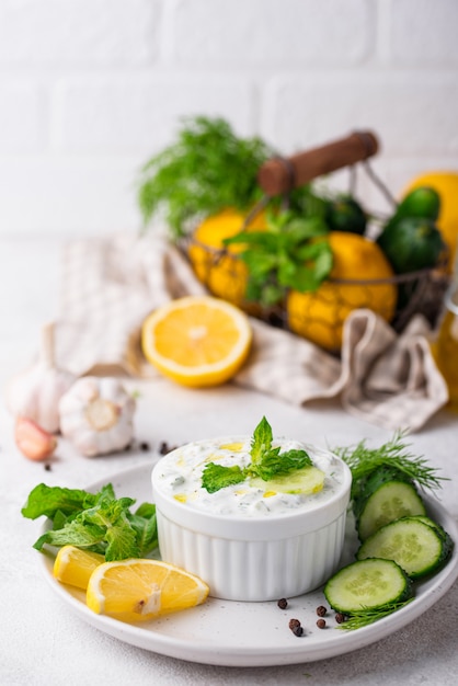 Salsa griega tradicional o aperitivo tzatziki