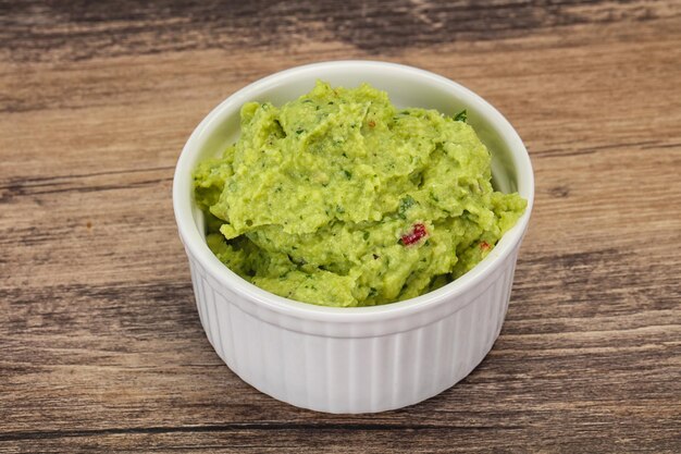 Salsa de guacamole de aguacate con chile