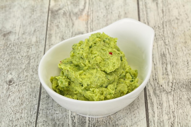 Salsa de guacamole de aguacate con pimienta