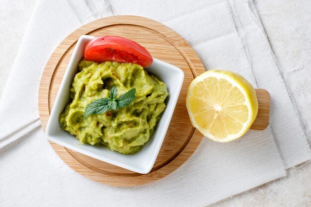 Salsa de guacamole con tomate y limón