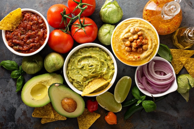 Salsa de hummus casera y guacamole con papas fritas de maíz