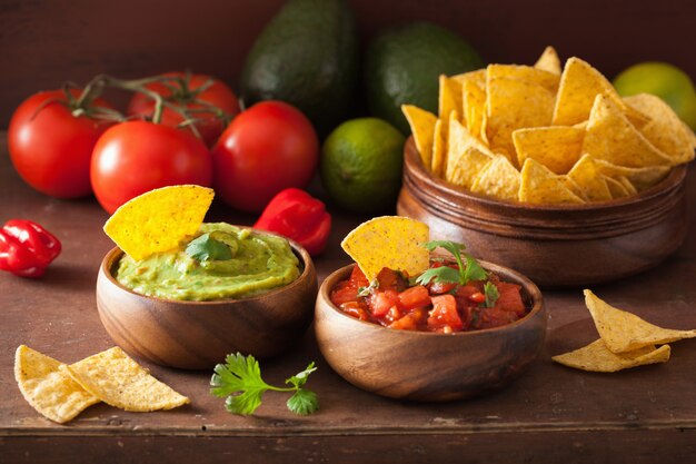 Foto salsa mexicana de guacamole y salsa, chips de tortilla nachos