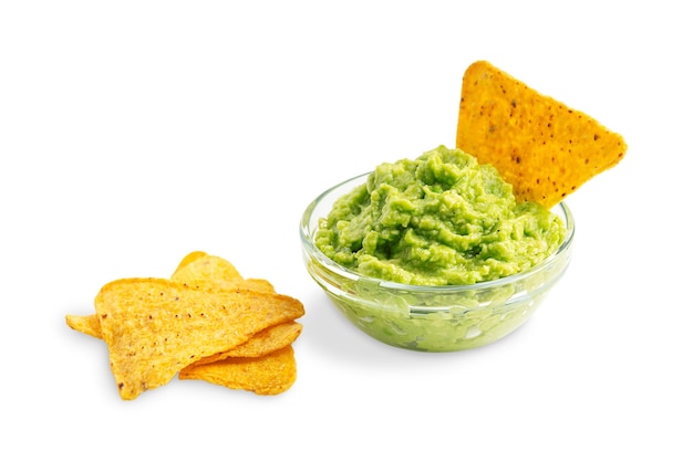 Salsa mexicana vegana casera de guacamole hecha de aguacate crudo servido con nachos aislados en blanco