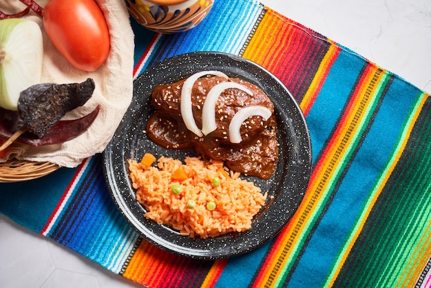 Foto salsa mole tradicional mexicana con arroz al vapor de pollo
