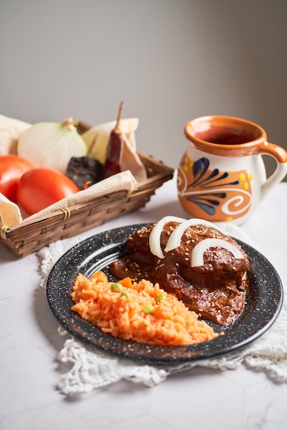 Salsa mole tradicional mexicana con arroz al vapor de pollo